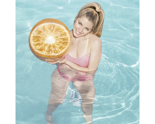 Kvinna i pool med uppblåsbar apelsin