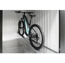 E-mountainbike på en ramp i ett förråd.
