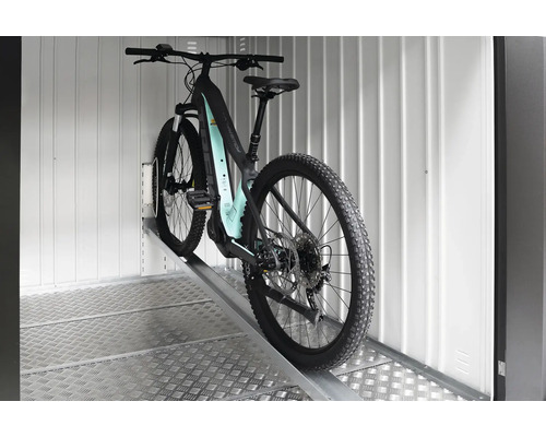E-mountainbike på en ramp i ett förråd.