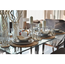 Festligt dukat matbord med porslin, glas, ljus och dekoration