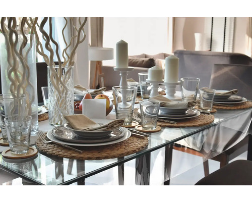 Festligt dukat matbord med porslin, glas, ljus och dekoration