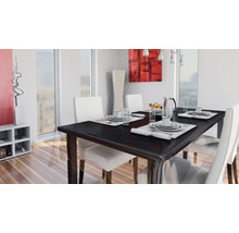 Ljus matplats med matbord och stolar