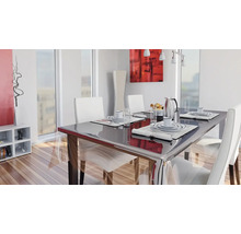 Matbord med bordsservis och stolar i en ljus matsal