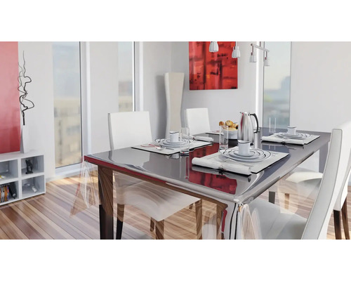 Matbord med bordsservis och stolar i en ljus matsal