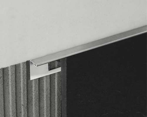 Kakelprofil av metall på vägg och kakel