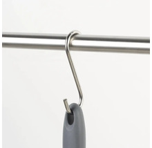 Metall S-krok på en stång med hängande föremål