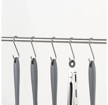 Köksredskap hänger på en stång med S-krokar