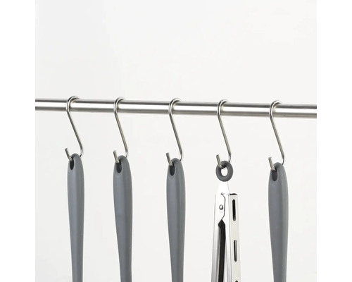 Köksredskap hänger på en stång med S-krokar