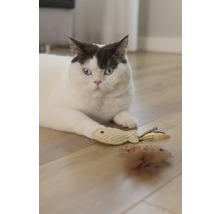 En katt ligger med leksaksmus och leksaksfisk på ett trägolv.