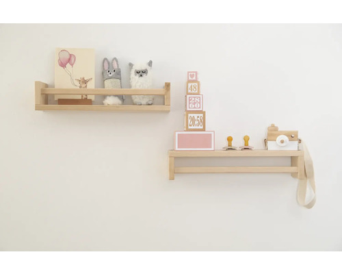 Hyllor med dekorationer och barnleksaker på väggen