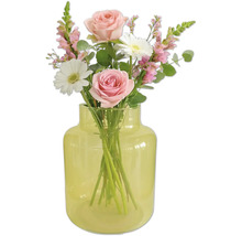 Blombukett med rosor och prästkragar i en glasvas