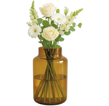 Blombukett med rosor och prästkragar i glasvas