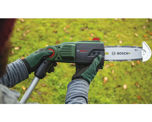 En person håller i en Bosch UniversalChainPole 18 batteridriven kedjesåg.
