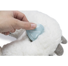 Hand rör Beetztees logotyp på ett gosedjur.