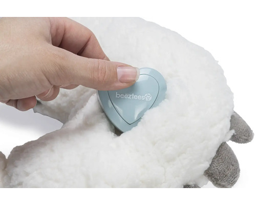 Hand rör Beetztees logotyp på ett gosedjur.