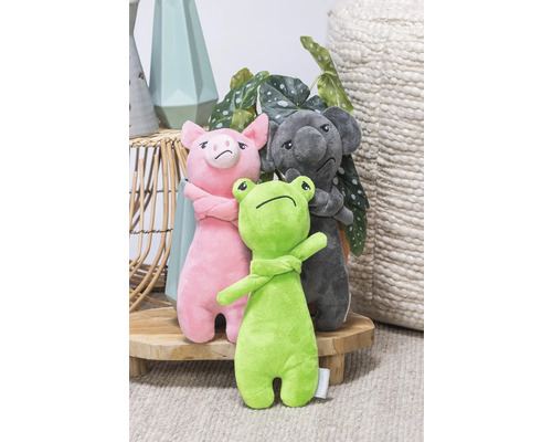 Set med plyschfigurer med gris, koala och groda på ett bord