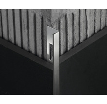 Detaljbild av en metallkakelprofil på ett hörn