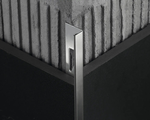 Detaljbild av en metallkakelprofil på ett hörn