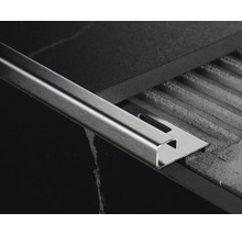 Kakelprofil av metall på kakelyta