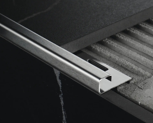 Kakelprofil av metall på kakelyta