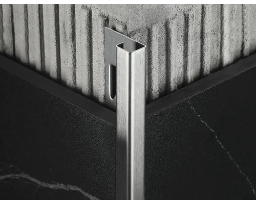 Kakelprofil av metall mellan två plattor