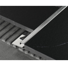 Kakelprofil i metall mellan två plattor