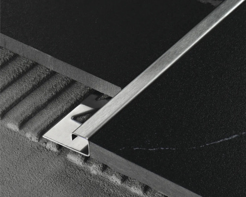 Kakelprofil i metall mellan två plattor