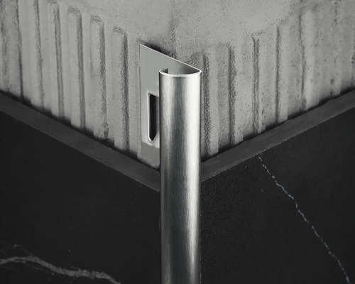 Kakelprofil av metall för kantavslutning på väggkakel