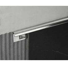 Kakelprofil av metall på vägg och kakel