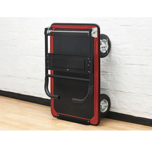 Ihopfälld transportvagn lutad mot en vägg