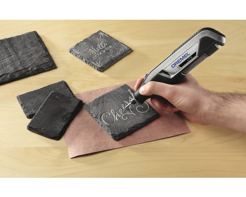 Dremel Lite gravyrpenna som arbetar på ett underlägg av skiffer