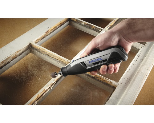 Dremel Lite multifunktionsverktyg som används på en fönsterram