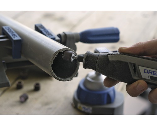 Dremel multifunktionsverktyg bearbetar ett rör i en verkstad