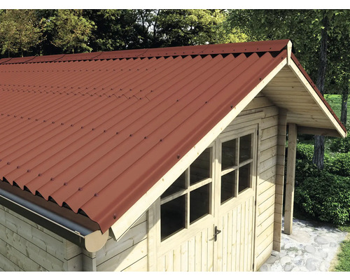 Trädgårdsskjul med rött korrugerat plåttak