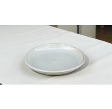 Keramisk tallrik på tyg