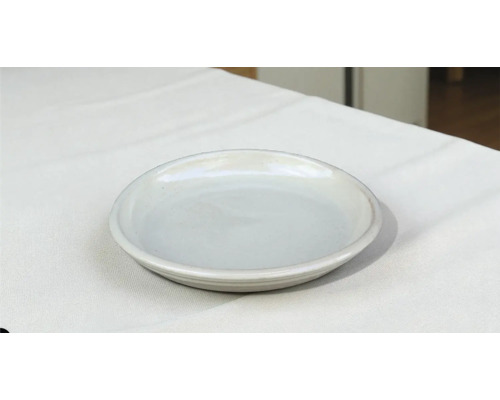 Keramisk tallrik på tyg