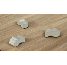 Tre möbelglidare på ett trägolv