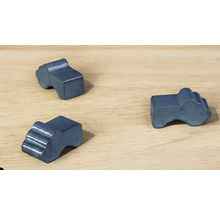 Tre blå byggnadsformer i metall