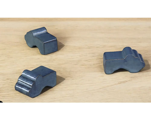 Tre blå byggnadsformer i metall