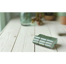 Gröna mosaikplattor på ett träbord