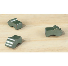 Tre spelpjäser på ett träbord