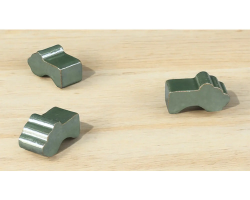 Tre spelpjäser på ett träbord