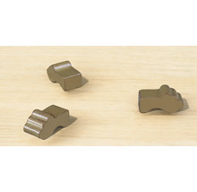 Tre träfigurer på en träyta