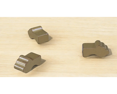 Tre träfigurer på en träyta