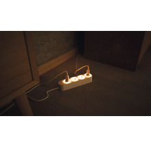 Grenuttag med anslutna enheter på golvet