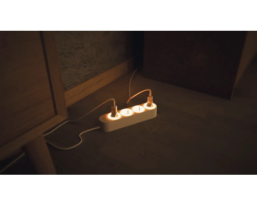 Grenuttag med anslutna enheter på golvet