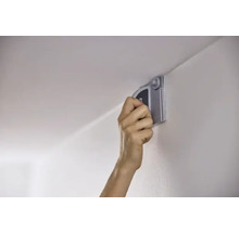 Hörnslipmaskin som används på en vägg