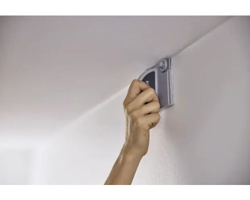 Hörnslipmaskin som används på en vägg