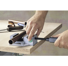 Rör i skruvstycke på en arbetsbänk