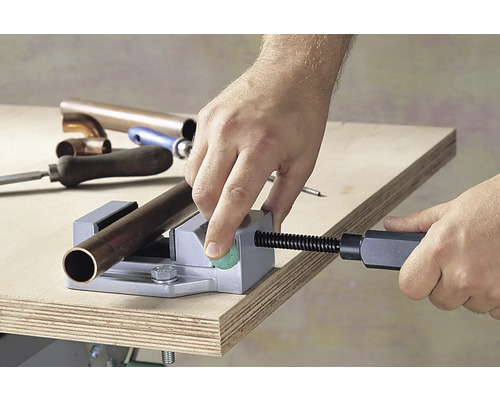 Rör i skruvstycke på en arbetsbänk